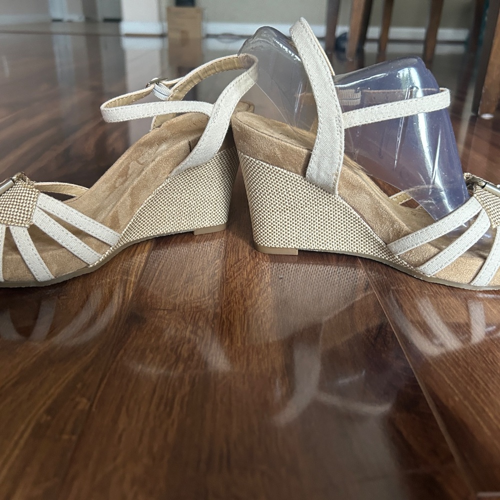 Aerosoles Tan & Cream Buckle Wedge Heels, Size 5.5 NIB - Picture 5 of 7